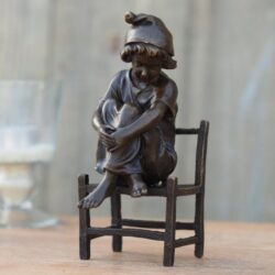 Statuie bronz Fata care sta pe scaun 16x7x9 cm2