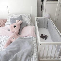 drewniane mini lozeczko w kolorze bieli bedside crib woodies safe dreams 25 7299