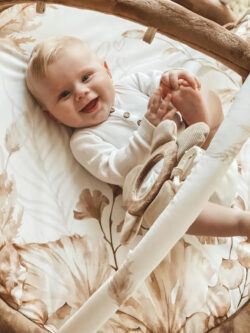 salteluta cu arcada interactiva pentru copii si bebelusi activitati cu jucarii senzoriale boho 822751