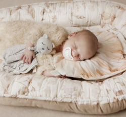 suport de dormit babynest premium bumbac si catifea boho beige by babysteps 70x35 cm 120284