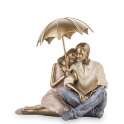Figurina cuplu cu umbrela asezat crem auriu 15x16x12 cm