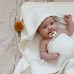 prosop de baie pentru bebelusi din bumbac cu gluga inimioare 100 x 100 cm copie 911248
