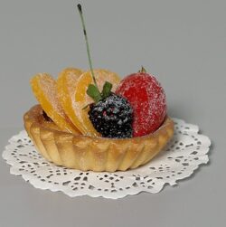 tarta artificiala decorativa cu fructe 8x4 cm 1992