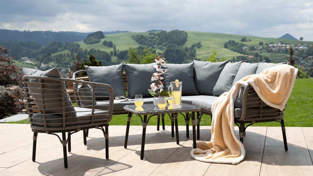 Seturi mobilier pentru gradina si terasa: alegeti setul potrivit pentru spatiul dumneavoastra de exterior
