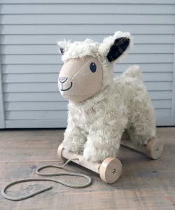 little bird told me lambert sheep pull along toy cu roti detasabile pentru copii 416241